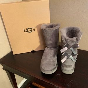 UGG W Bailey Bow II Size 8 Grey